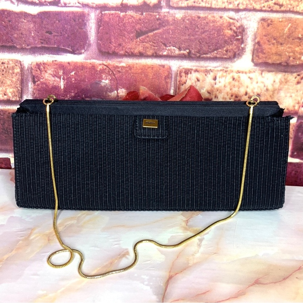 Elegant Black Ribbed Shoulder Bag with Gold Chain